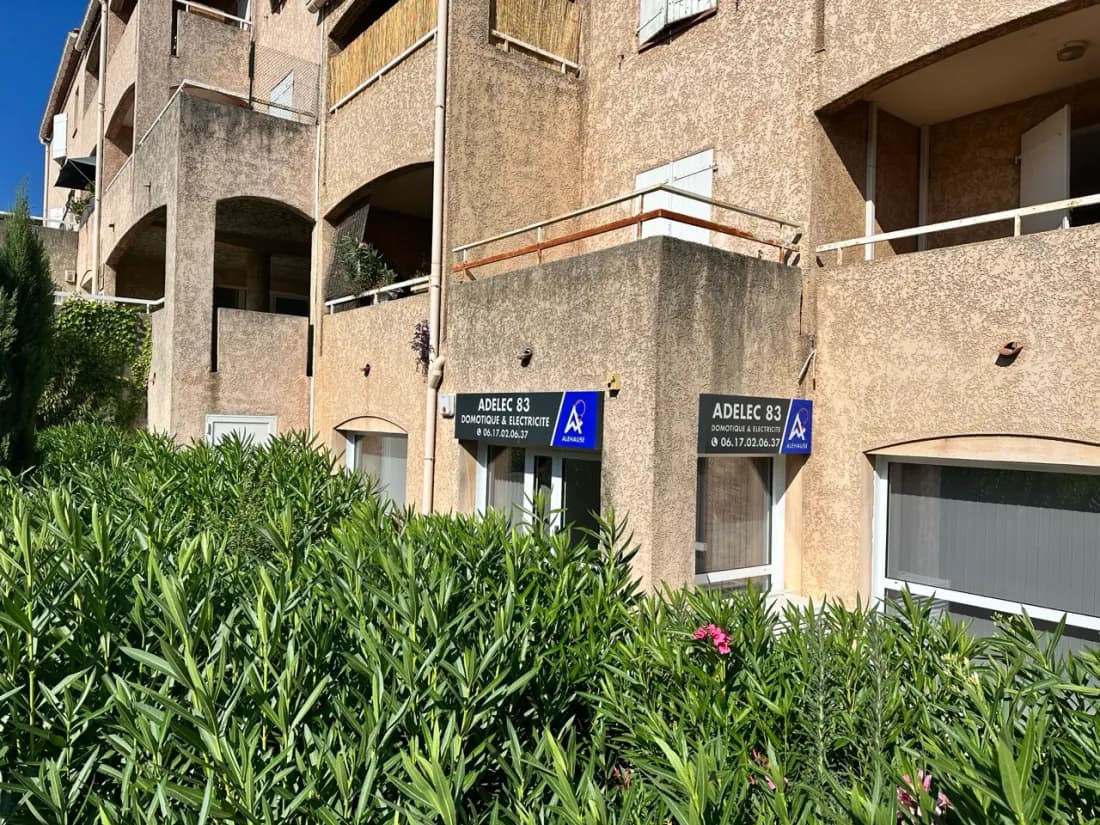 Façade des locaux ADELEC83 à Solliès-Pont