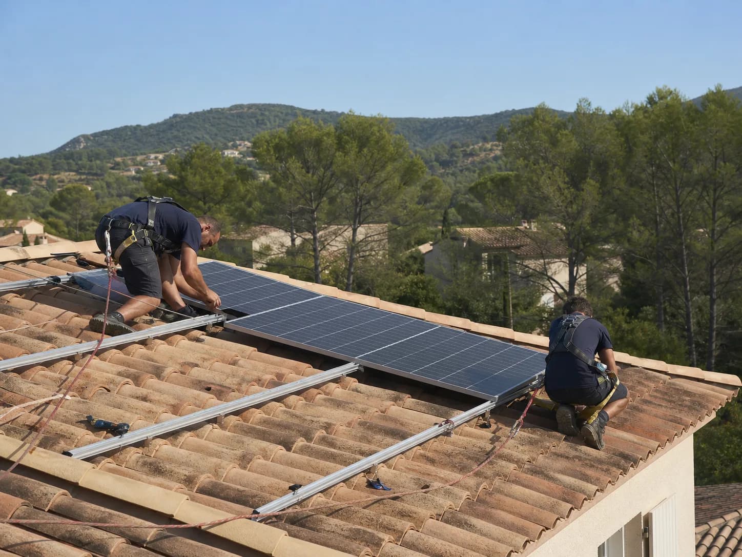 Pose de panneaux photovoltaïques sur une toiture du Var